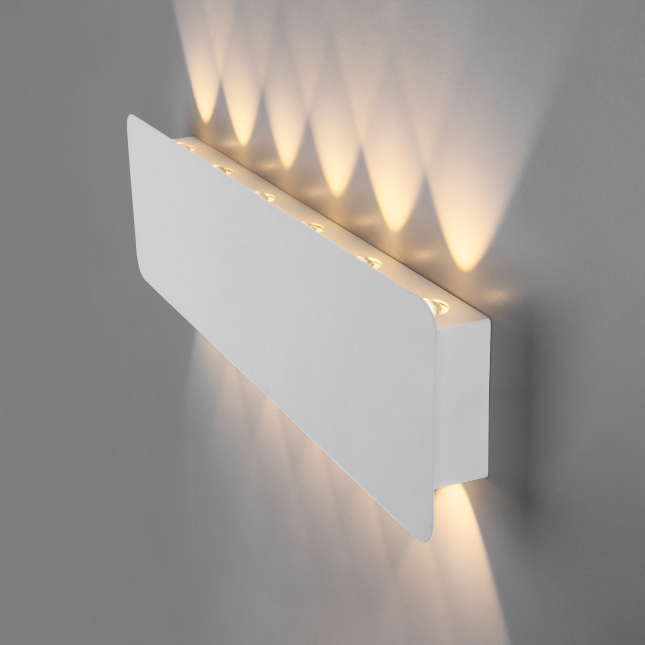 Светодиодный настенный светильник 40139/1 LED белый Angle Eurosvet