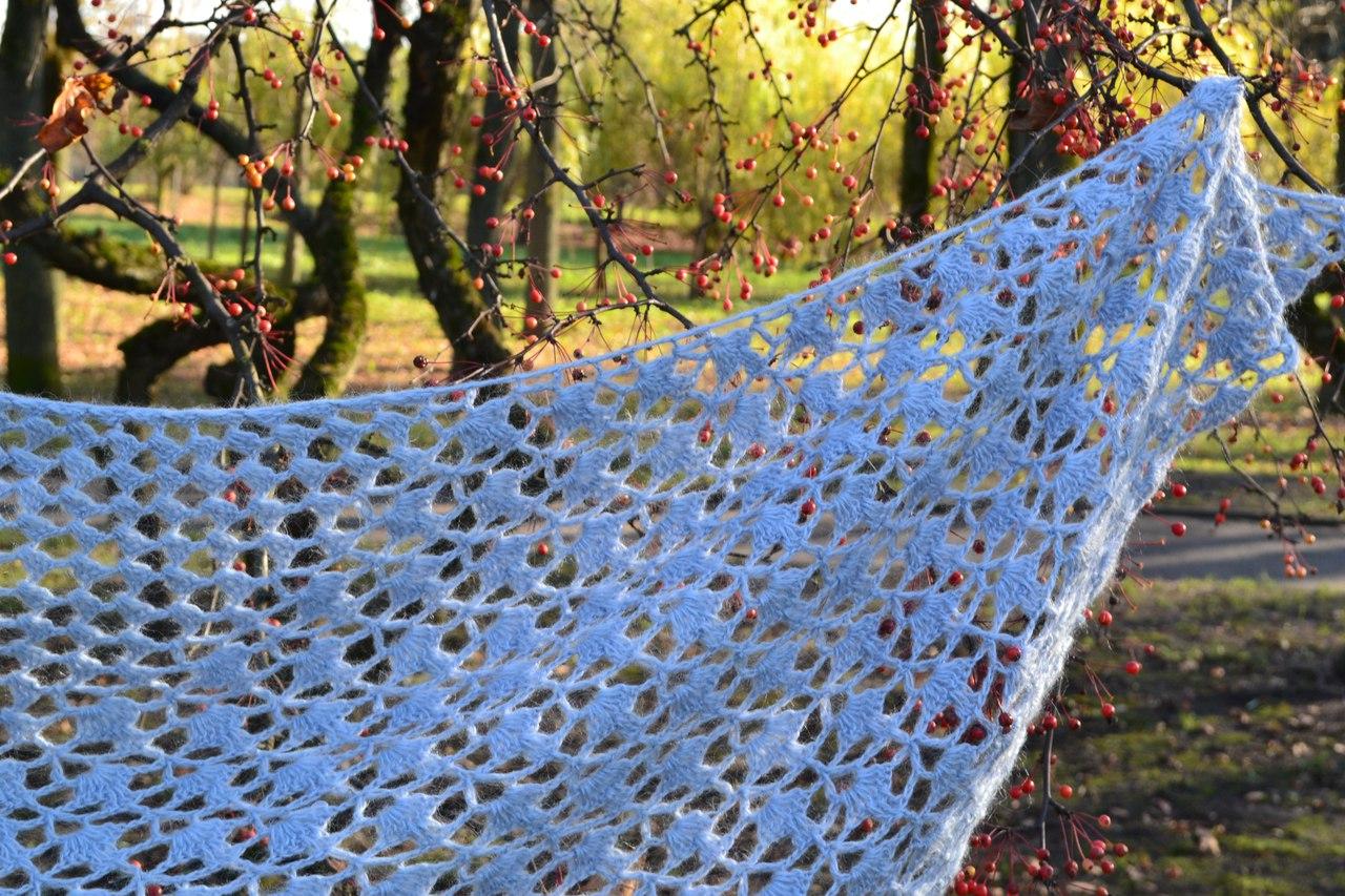 Вязаные шали голубого цвета из мохера - вязаные изделия в подарок - фото 5 - id-p108067754