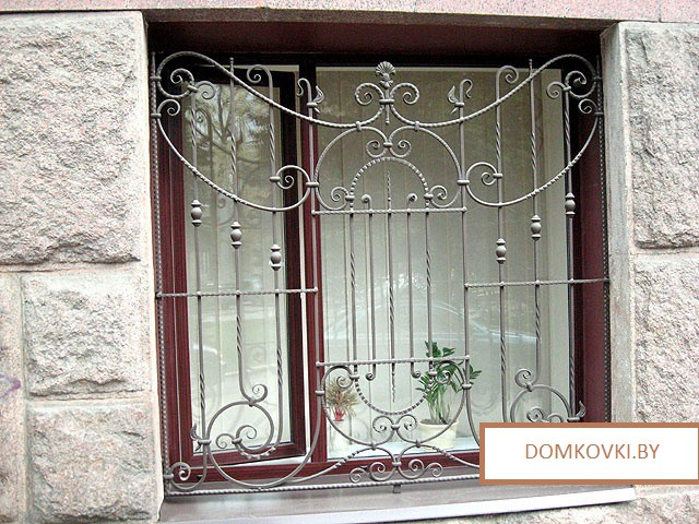 Решетки декоративные на окна с кованым узором модель 61