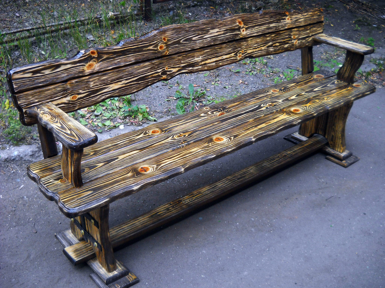 Старая деревянная скамейка