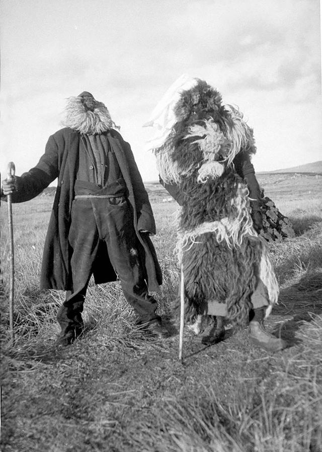 Oidhche Shamhna (Ноч на Самайн) - традыцыі гэльскага Самайну на Гебрыдскіх астравах  (Шатландыя, выспа South Uist, 1930я)
