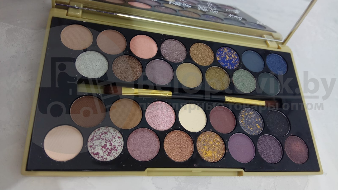 Палетка теней 30 Eyeshadow Palette Fortune Favours The Brave REVOLUTION - фото 8 - id-p109389624