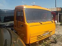 Кабина KAMAZ оранжевая (крепления зеркал, рулевая стойка, сидения, обивка дверей, радиаторы)