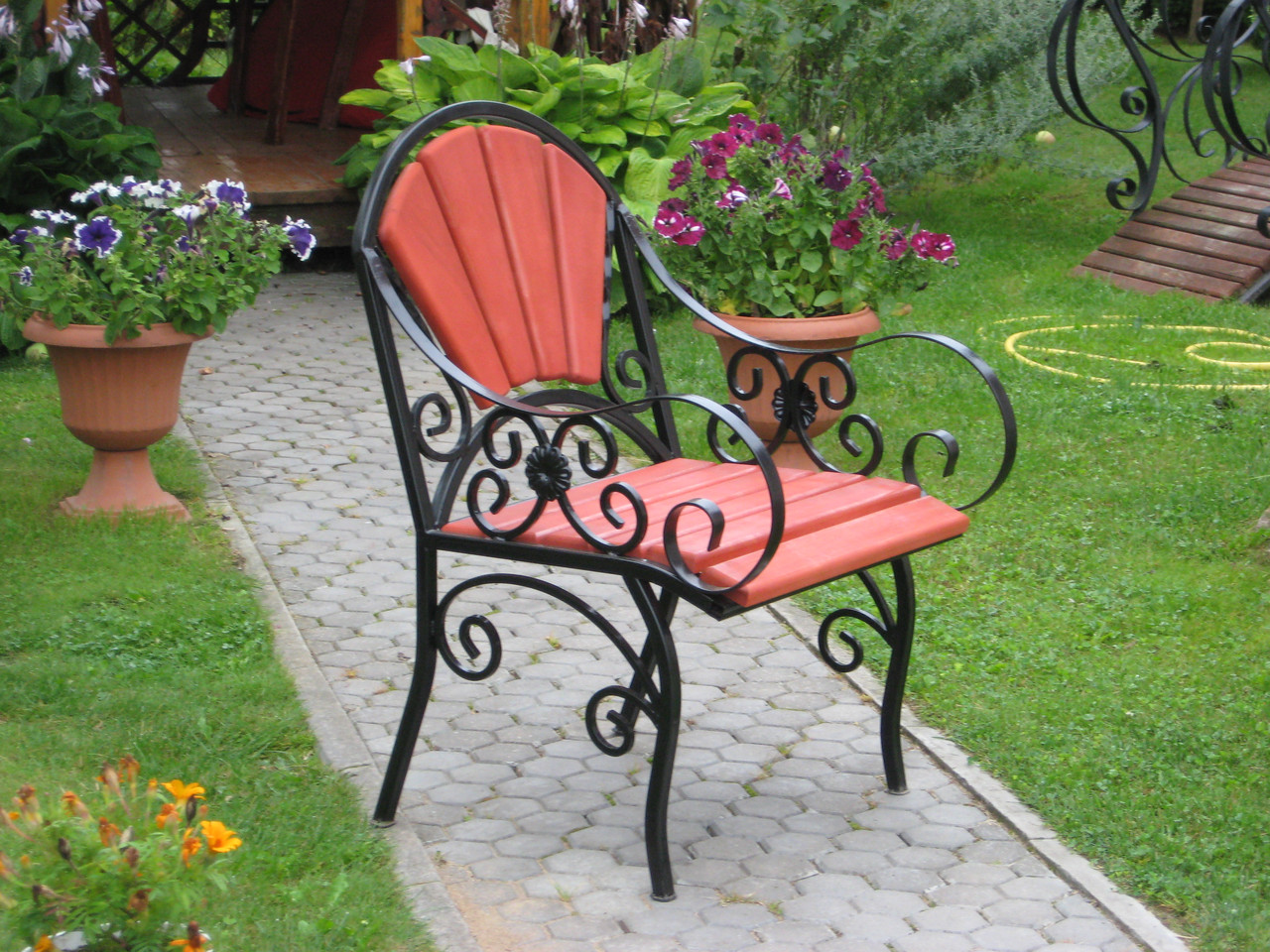 Кованый стул с подлокотниками №2