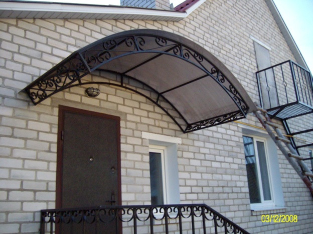 Кованый козырёк с крышей из поликарбоната  №4