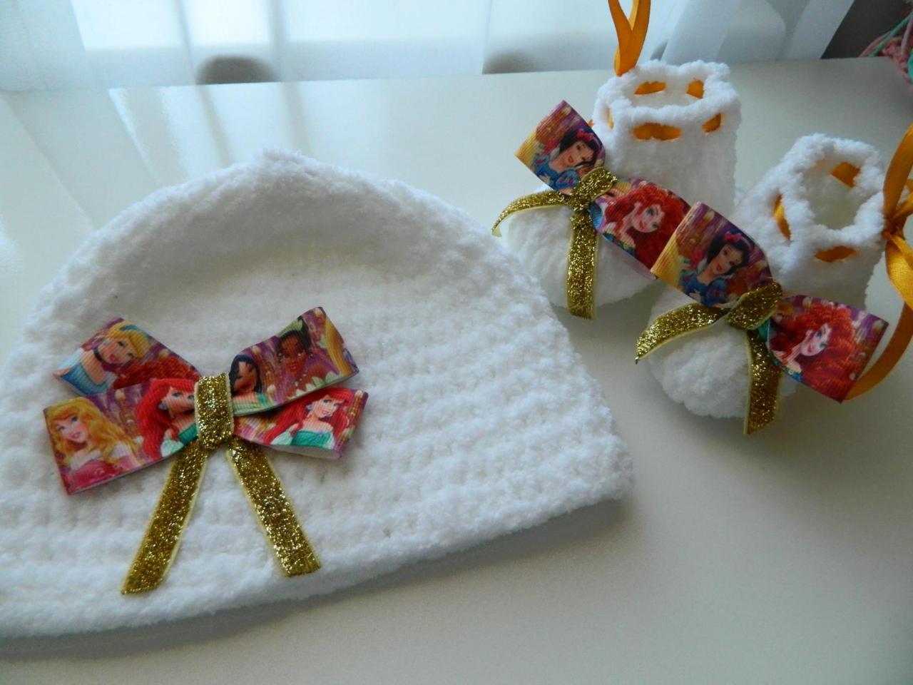 Комплект : шапочка и пинетки белые нарядные вязаные из плюшевой пряжи для девочки - фото 2 - id-p87721902