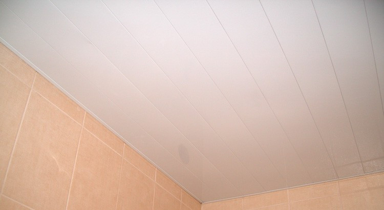 Реечный потолок Комплект д/туал 1,35*0,9м A100AS белый матовый алюминий - фото 1 - id-p110695343