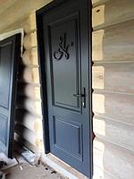 Входные деревянные двери с логотипом