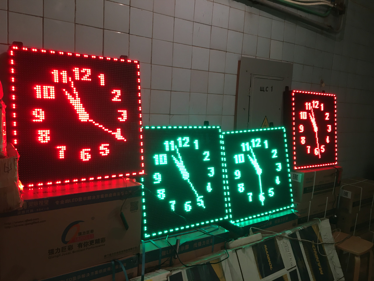 Электронные светодиодные часы-термометр-календарь, уличные, фасадные 64см*64см
