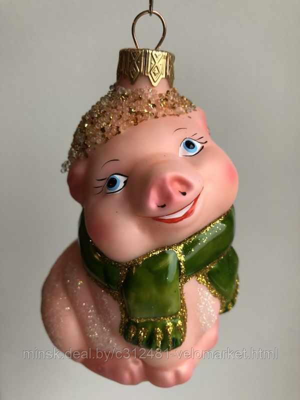 Стеклянная игрушка на елку "СВИНКА В ШАРФИКЕ" зеленом 10 см - фото 1 - id-p111157857