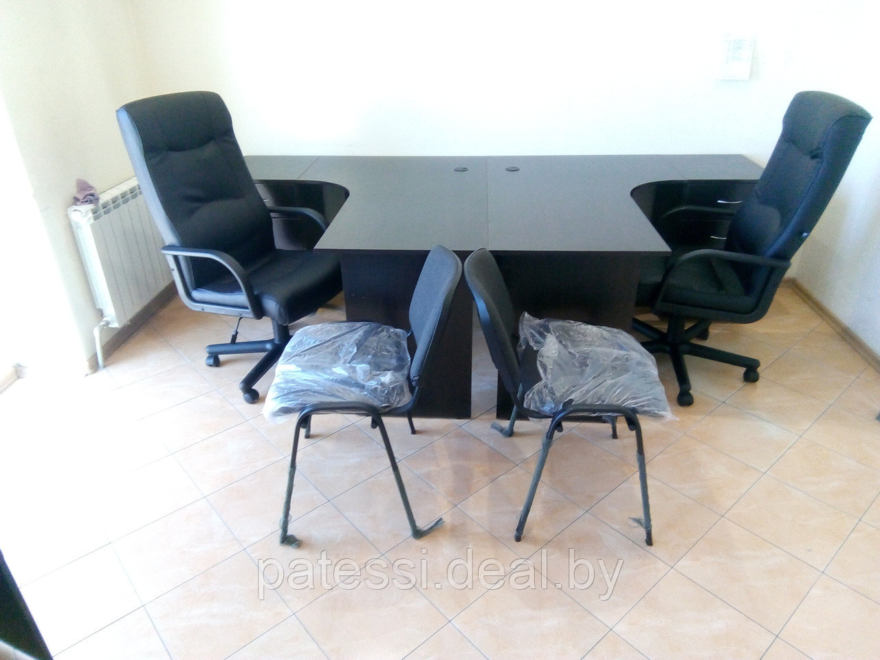 Комплект офисной мебели на два рабочих места с креслами и стульями