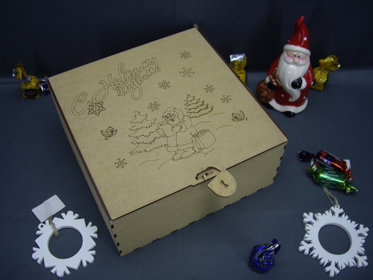 Шкатулка с навесным замочком, с гравировкой "Дед Мороз с письмом" - фото 1 - id-p111634029