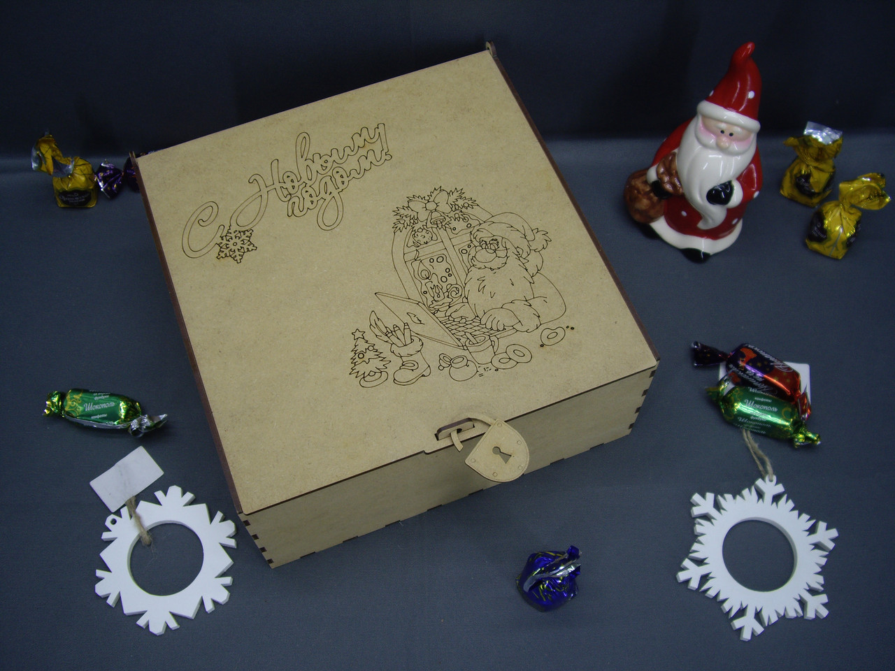 Шкатулка с навесным замочком, с гравировкой "Дед Мороз с ноутбуком" - фото 1 - id-p111634030