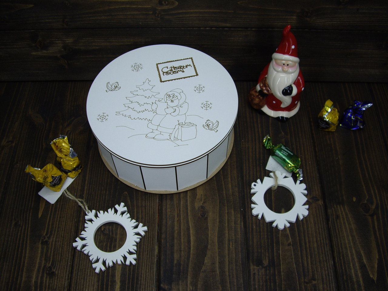 Шкатулка круглая,с гравировкой "Дед Мороз с письмом" белая