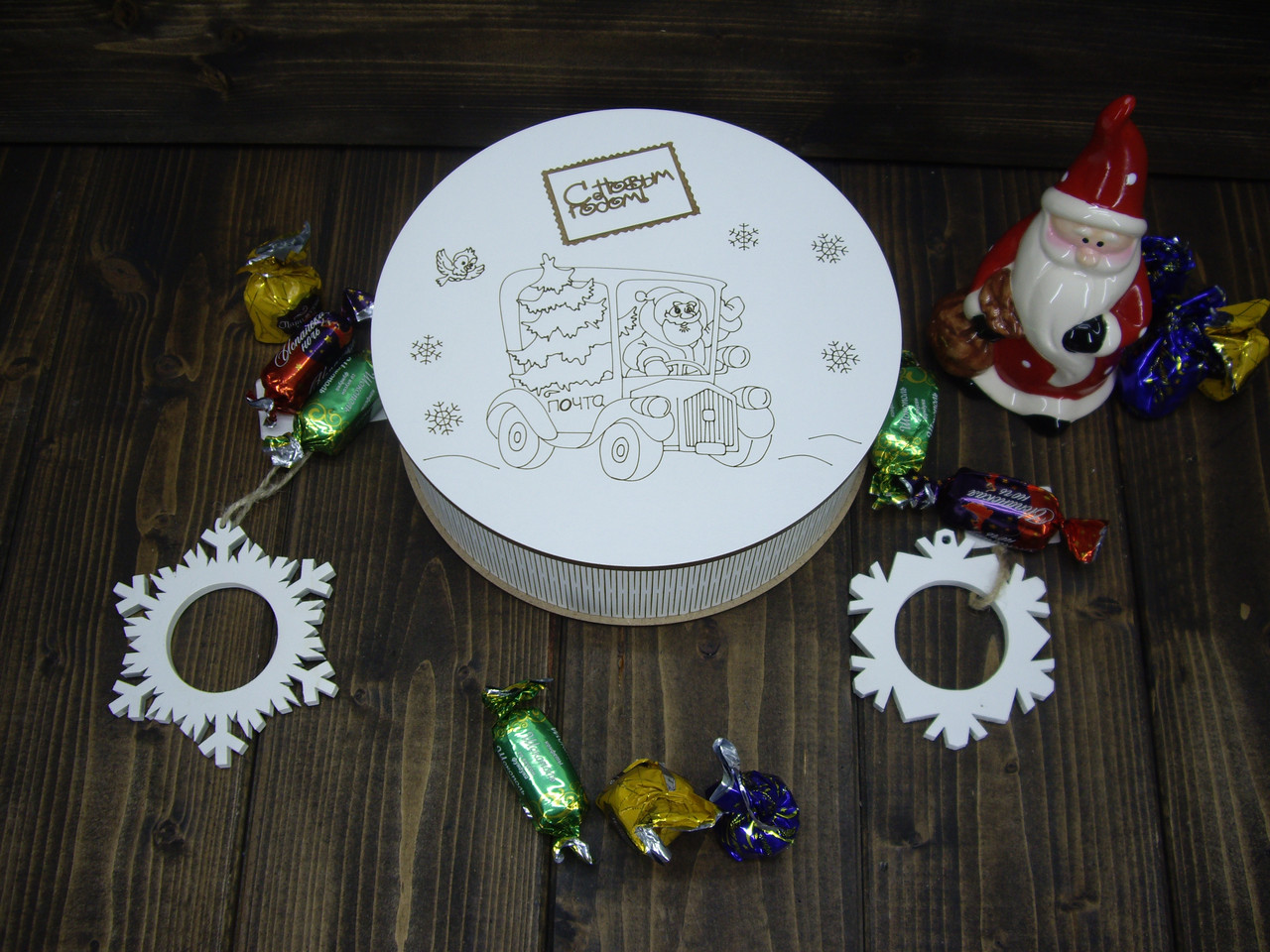 Шкатулка Большая круглая, с гравировкой "Дед Мороз на машине" белая - фото 1 - id-p111634084