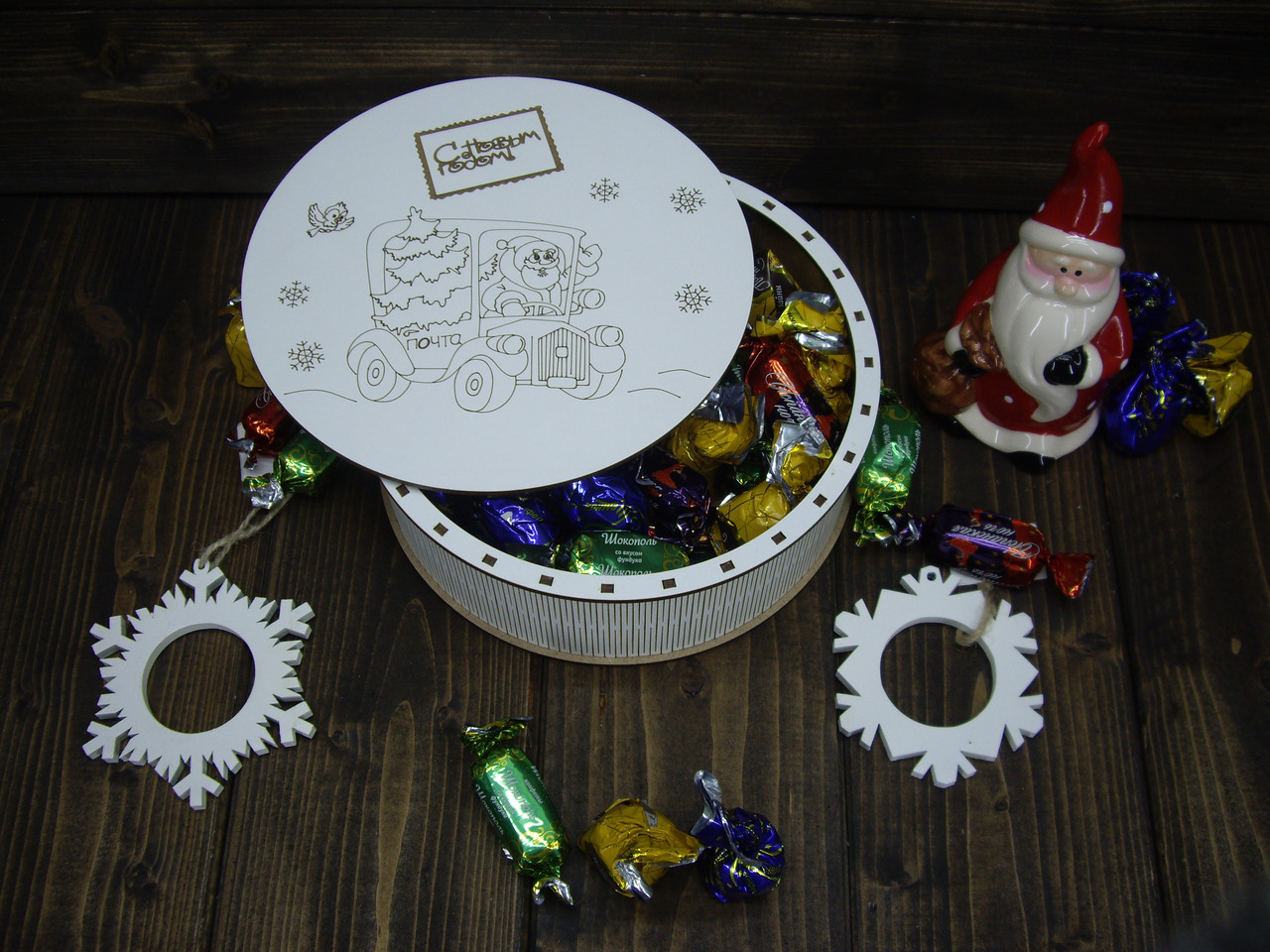 Шкатулка Большая круглая, с гравировкой "Дед Мороз на машине" белая - фото 2 - id-p111634084