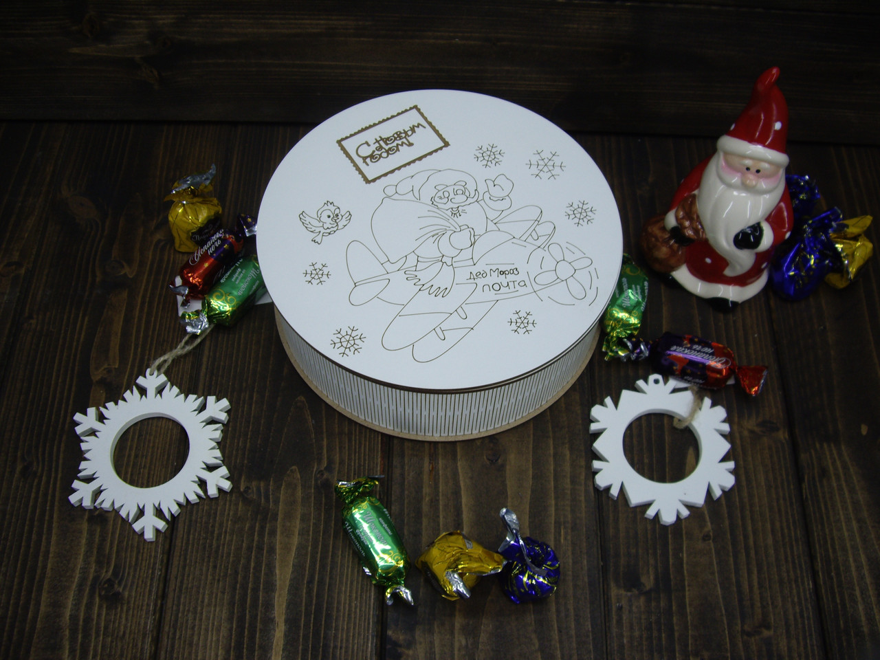 Шкатулка Большая круглая,с гравировкой "Дед Мороз на самолете" белая - фото 1 - id-p111634085