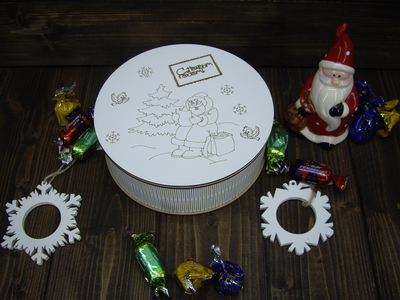 Шкатулка Большая круглая,с гравировкой "Дед Мороз с письмом" белая - фото 1 - id-p111634086