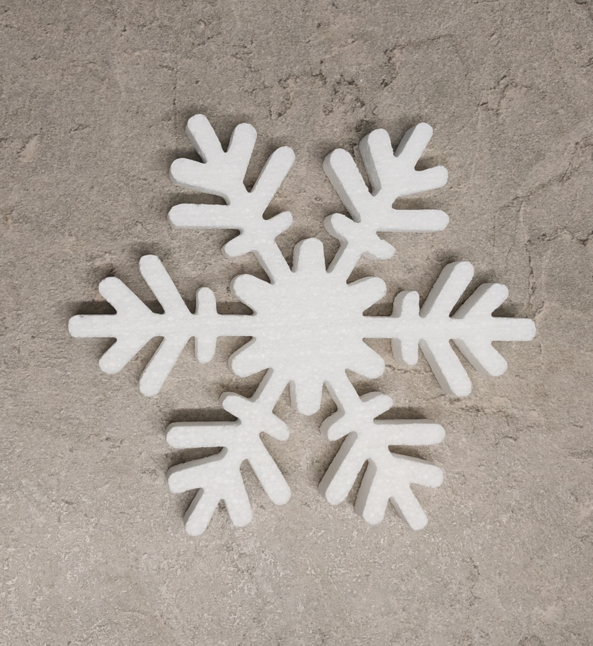 Украшение снежинками из пенопласта. Как сделать снежинку из пенопласта. Как сделать снежинку из пенопласта. Украшение снежинками из пенопласта. Снежинка пенопласт.