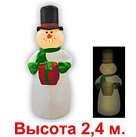 Надувная фигура «Снеговик в цилиндре с блестящим подарком», 2.4м