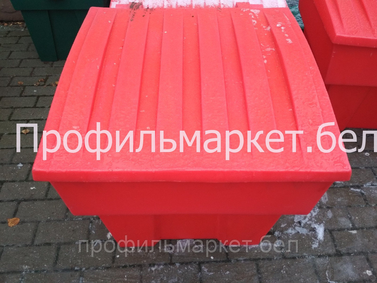 Пластиковый ящик для песка  и соли 200 литров красный