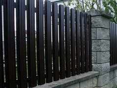 Забор из металлического штакетника (односторонний штакетник/односторонняя зашивка) высота 2 м