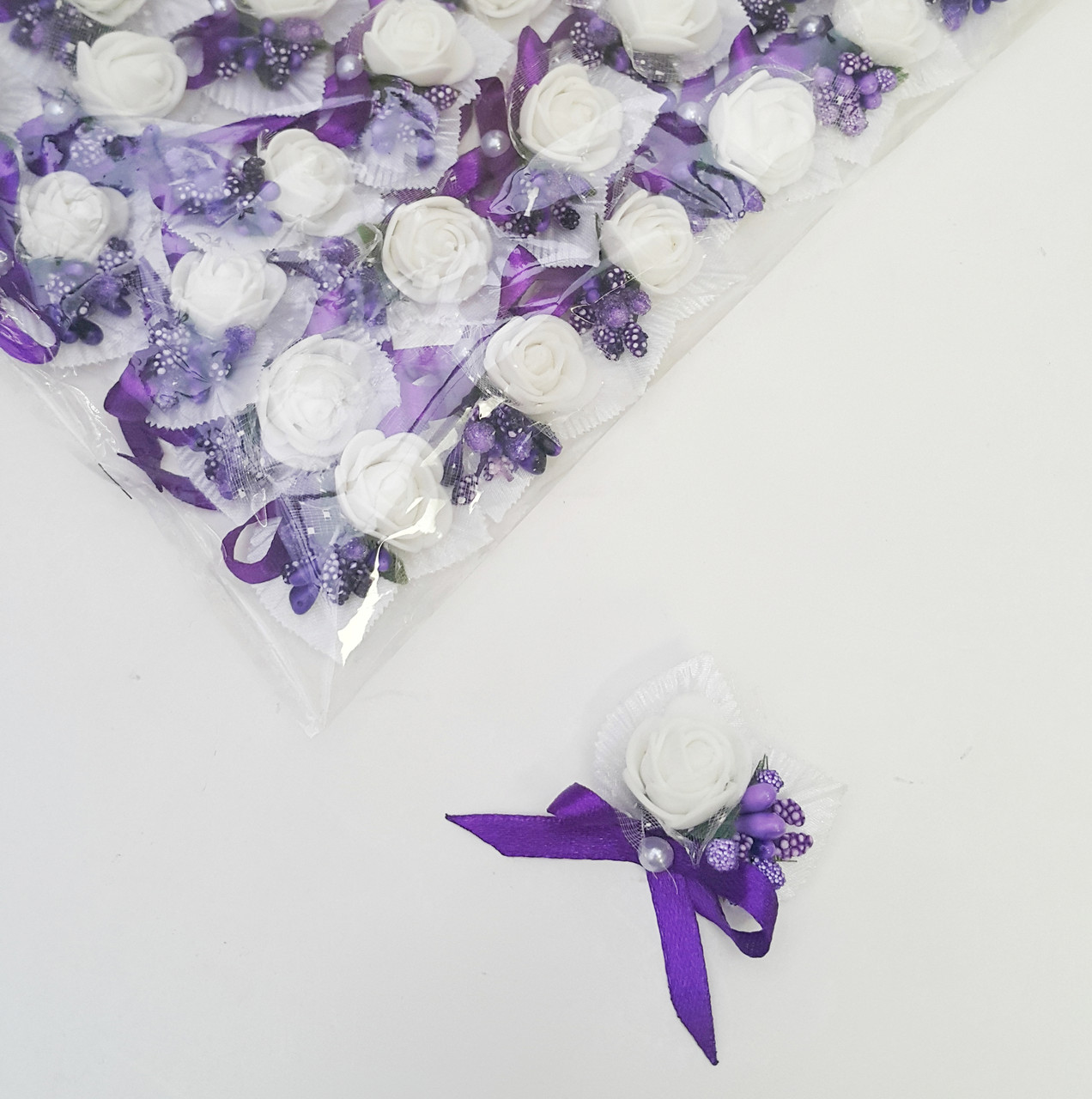 Цветочки для друзей и гостей фиолетовые на свадьбу на белых лепесточках