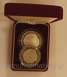 Футляр для 2 монет с ложементом на 2 ячейки Ø 45.00 mm и 37.00 mm бархатный красный