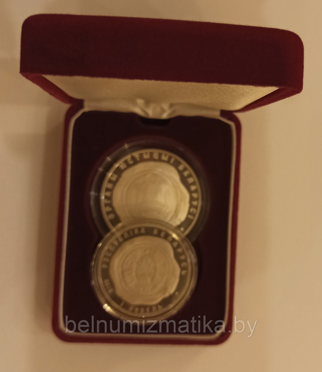 Футляр для 2 монет с ложементом на 2 ячейки Ø 45.00 mm и 37.00 mm бархатный красный - фото 1 - id-p113482185