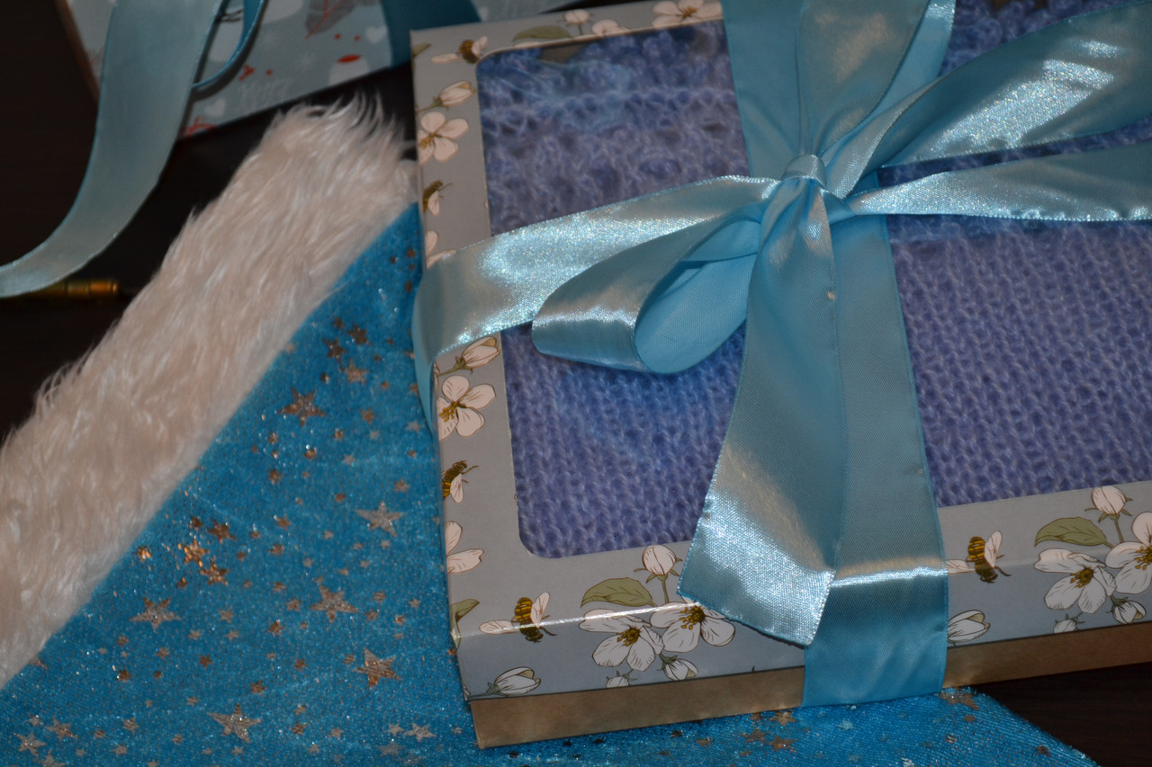 Шаль спицами теплая голубая шерстяная - подарок девушке, женщине на праздник - фото 8 - id-p113781543