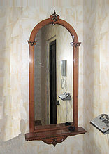 Деревянное арочное обрамление для зеркала с полкой с элементами декора