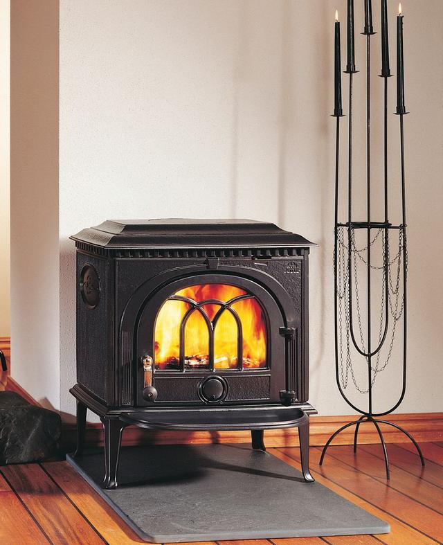 чугунная печь JOTUL F 3 TD в интерьере