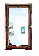 Деревянная рама с декором для зеркала