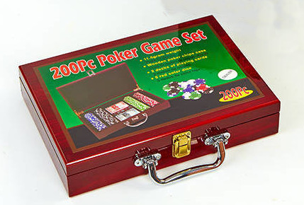 Покер в деревянном чемодане на 200 фишек с номиналом
