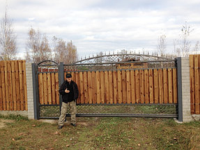 Забор и ворота из штакетника ЛесХимПром у известного музыканта  1