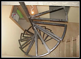Винтовая металлическая лестница модель 13