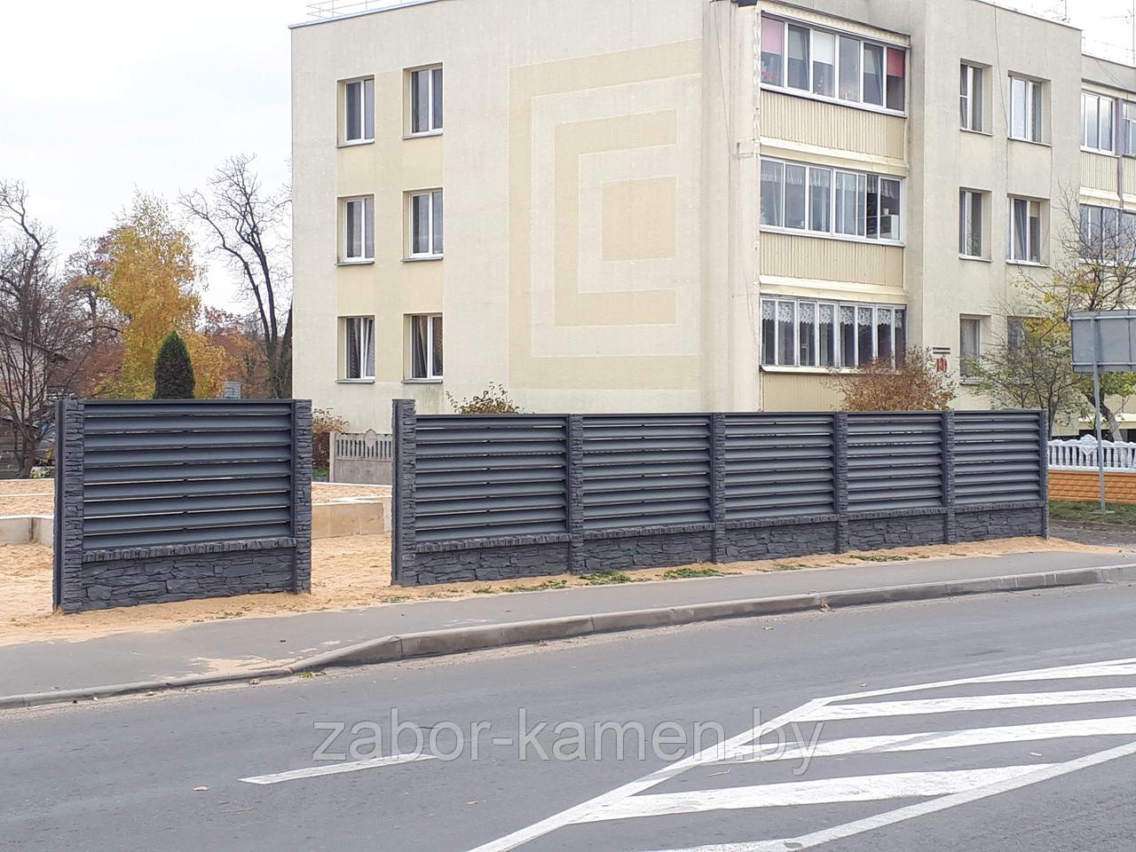Забор бетонный односторонний Шале серый (1 панель, столб 1,6 метра) - фото 1 - id-p115555219