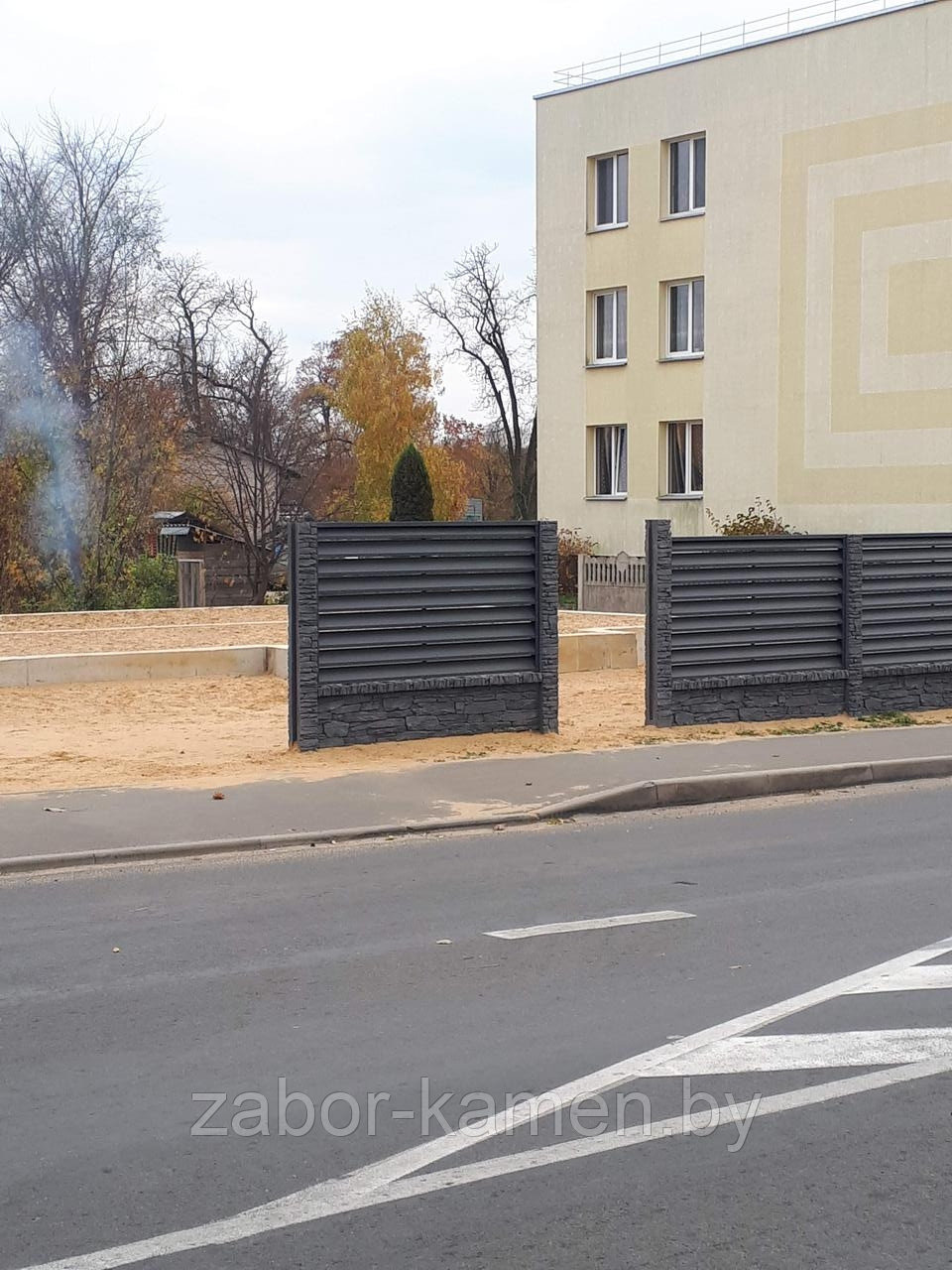 Забор бетонный односторонний Шале серый (1 панель, столб 1,6 метра) - фото 2 - id-p115555219