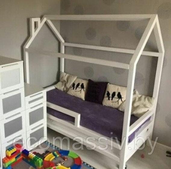 Кровать детская домик с перилами