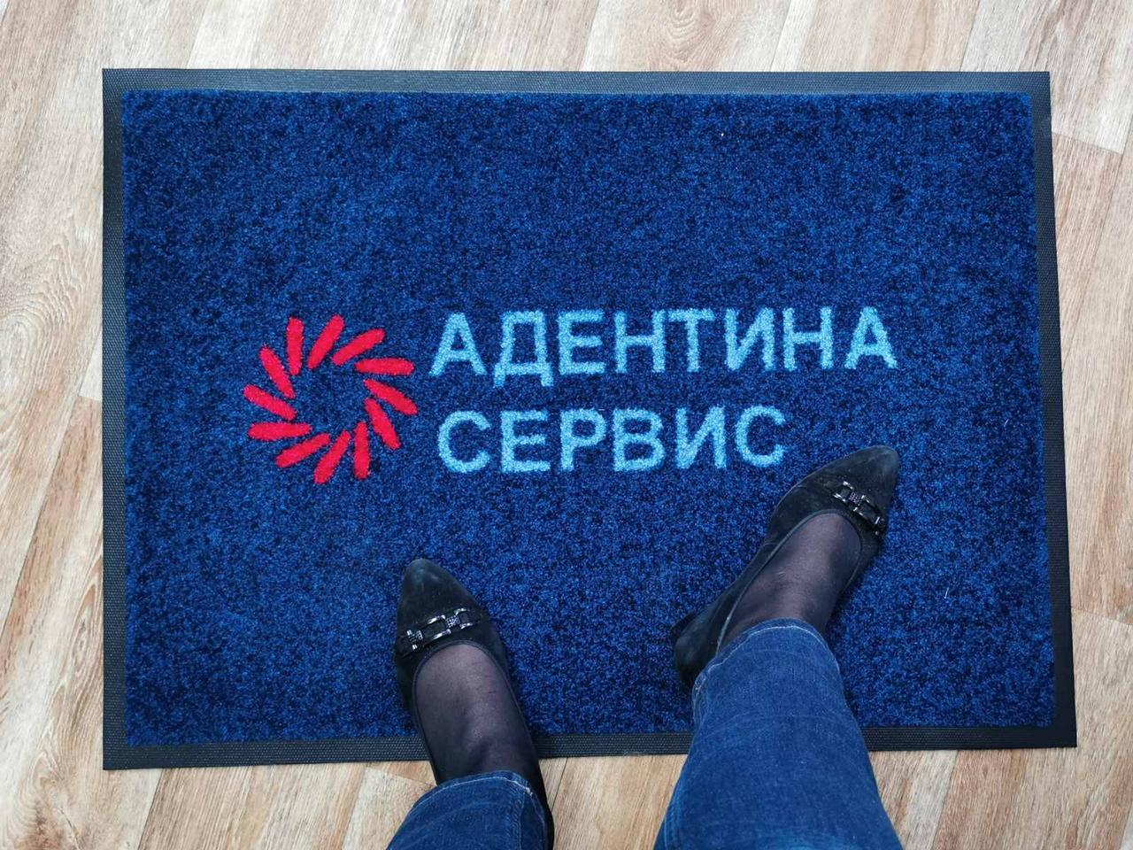 Грязезащитный коврик с логотипом.