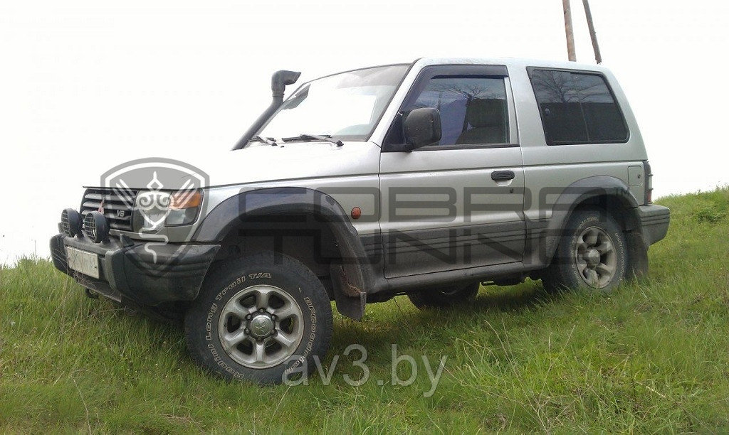 Ветровики Mitsubishi Pajero 2 3d 1991-2000/ Митсубиси Паджеро (Cobra Tuning) - фото 2 - id-p60447864