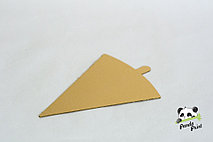 Подложка треугольная с держателем для пирожного 120х90 мм (0,8)