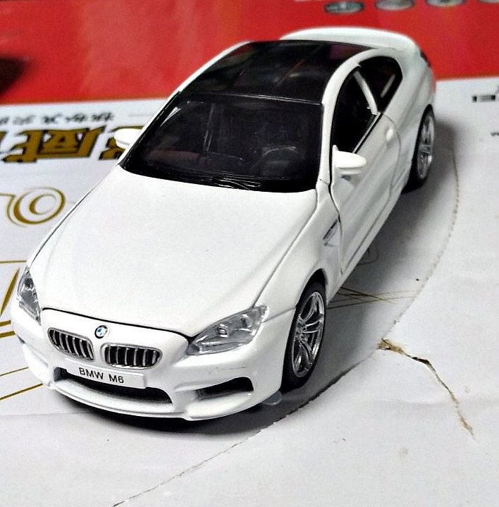 Металлическая белая машинка BMW М6 Свет звук 16 см - фото 1 - id-p116817022