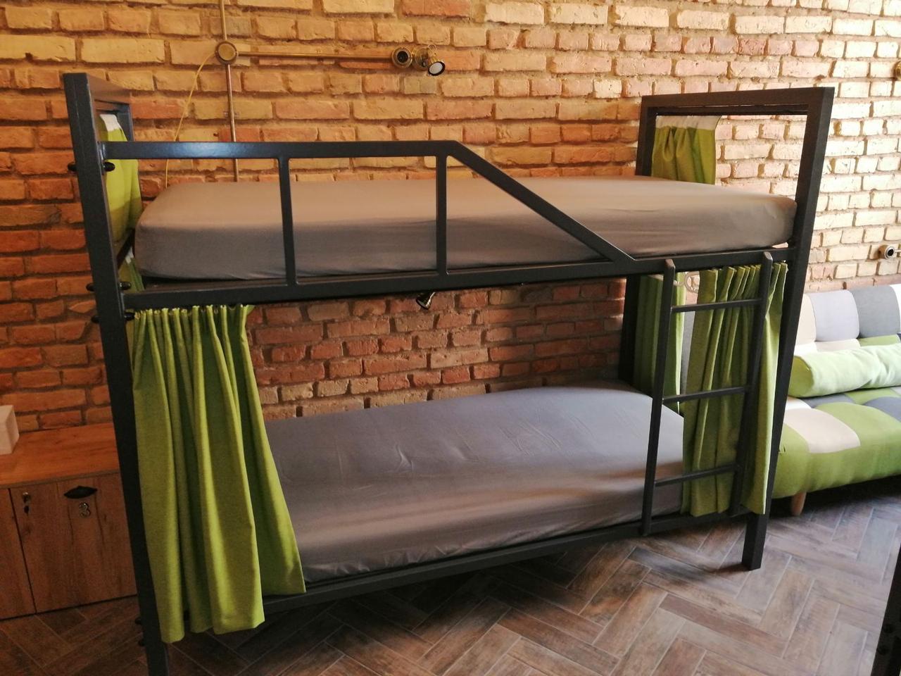 Кровать металлическая односпальная двухярусная для хостелов - фото 3 - id-p117094019