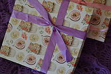 Подарочный набор для мамы - шаль вязаная треугольная ажурная ручной работы в коробке