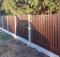 Забор из металлического штакетника на фундаменте, в Беларуси