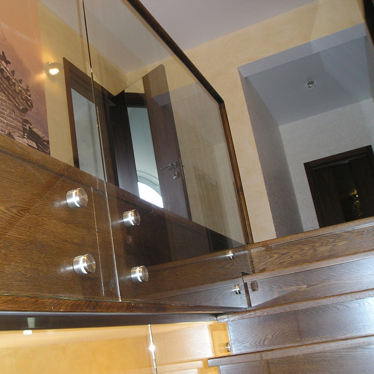 Лестницы деревянные с ограждением из стекла - фото 4 - id-p117461170