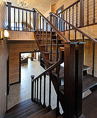 Лестница в деревянный дом на заказ
