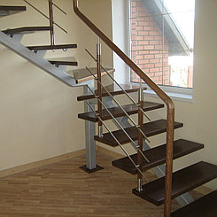 Лестницы деревянные на металлических косоурах