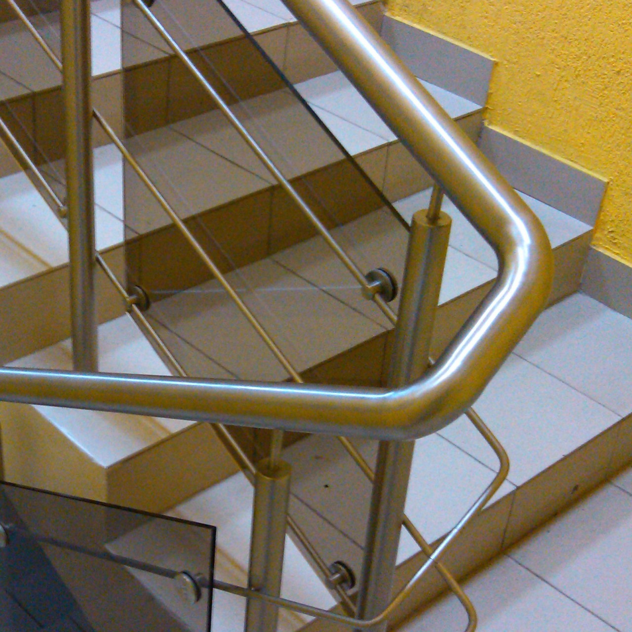 Ограждение для лестниц из нержавеющей стали и стекла - фото 2 - id-p117461200